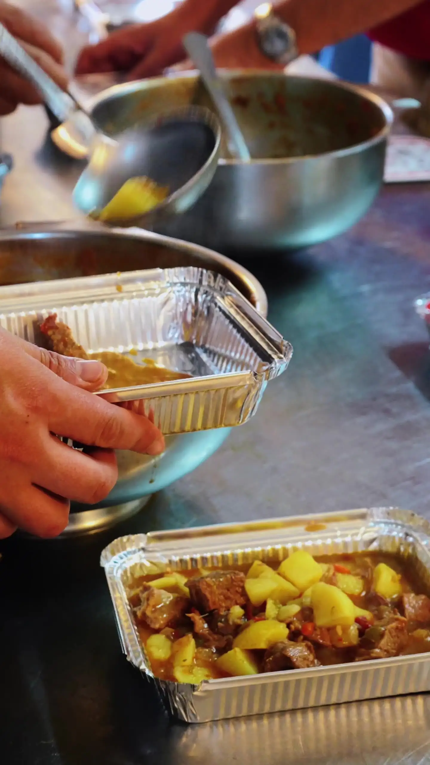 Comida para los bomberos: El Hotel 4 Postes preparando comida para los equipos que trabajaron en la extinción del incendio.