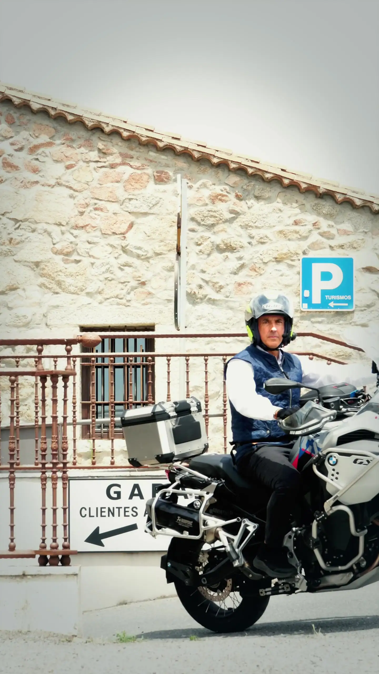 Ruta motera: Reel para el Hotel 4 Postes: una ruta en moto con salida y llegada en el hotel.