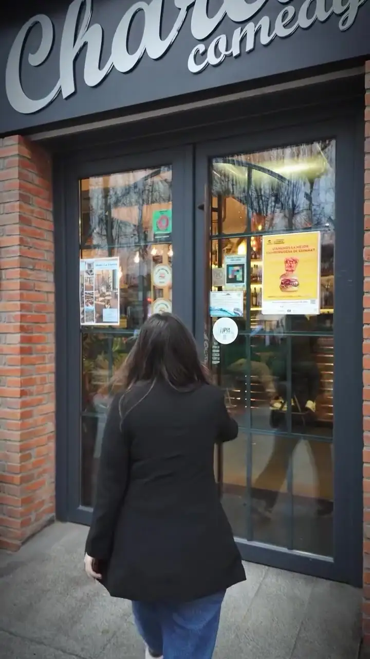 Concurso de hamburguesas: Reel del Campeonato Nacional de Hamburguesas para Charlie Comedy Burger Factory.