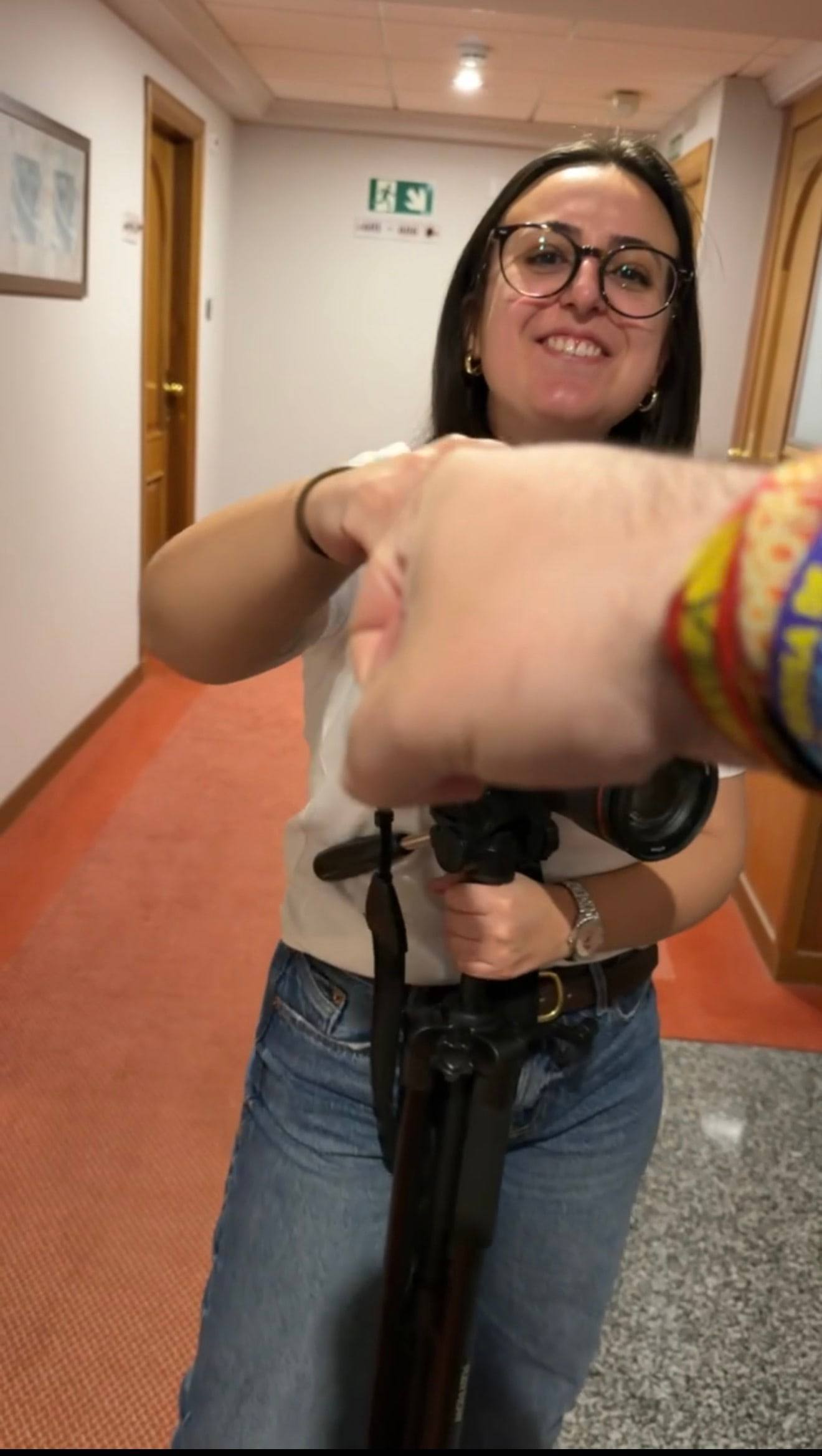 Grabación con estabilizador en el pasillo de un hotel