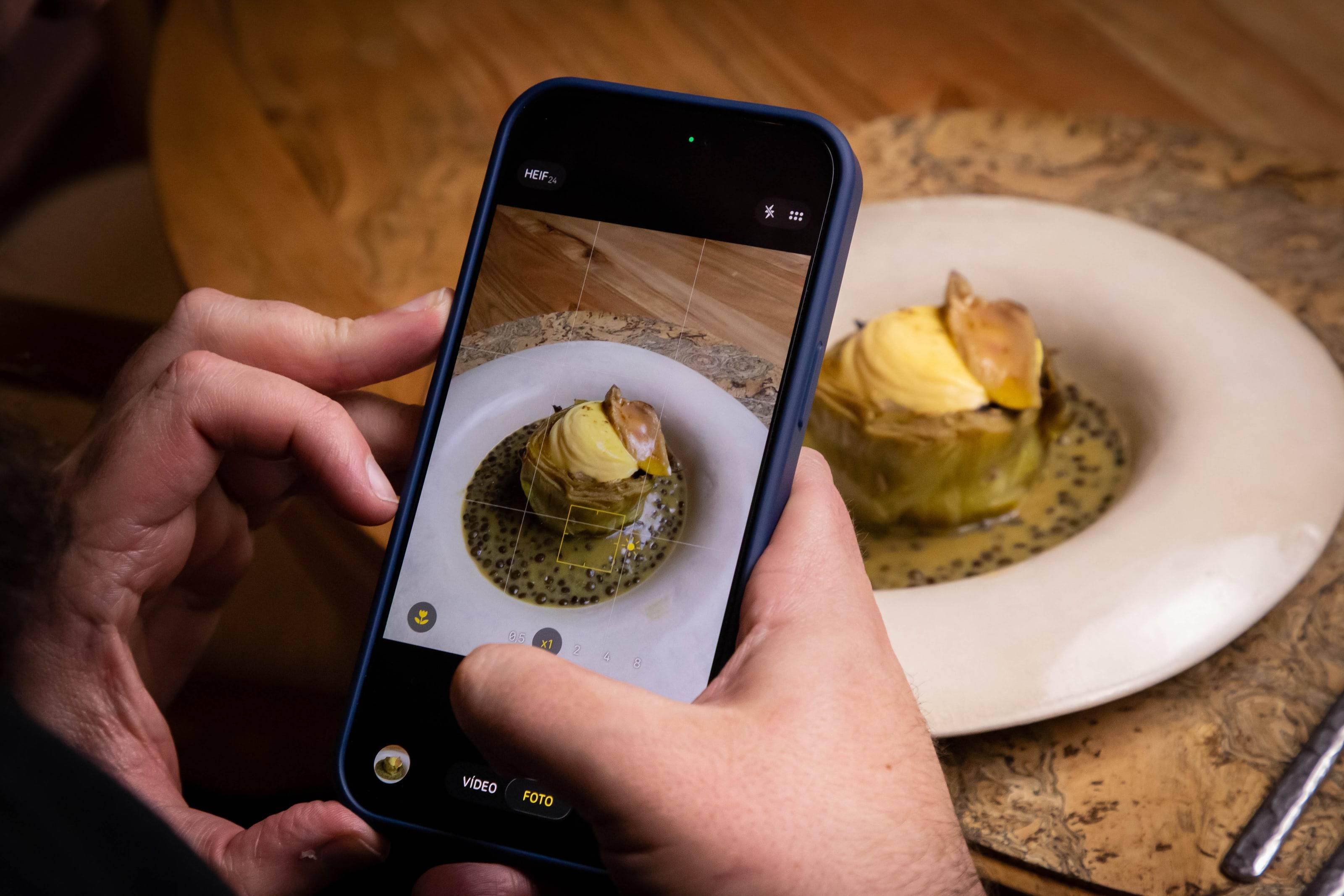 Grabando con el móvil un plato recién servido en un restaurante