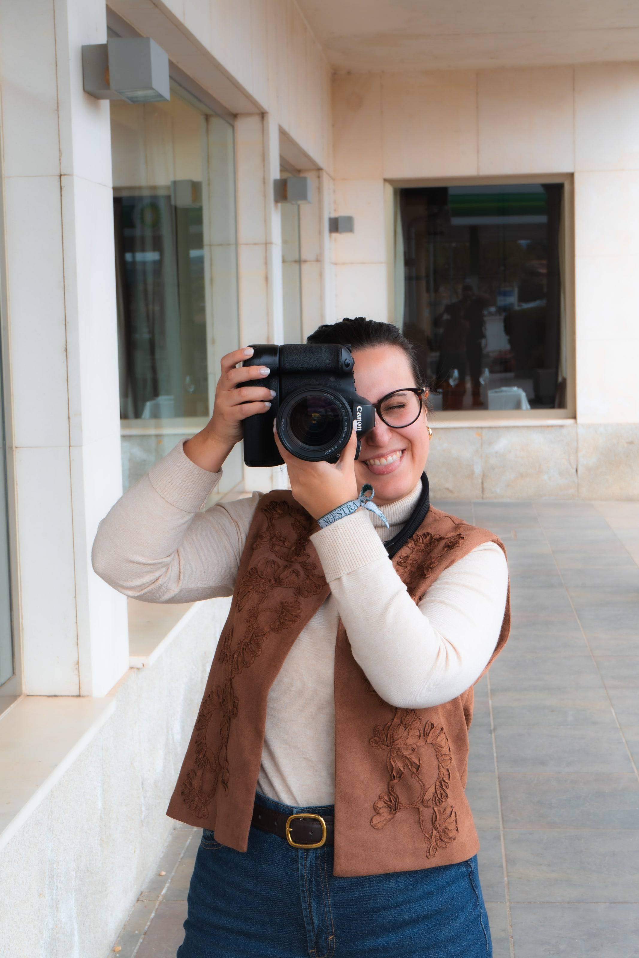 Mercedes Martín, cofundadora de Intramuros, haciendo una foto con su cámara