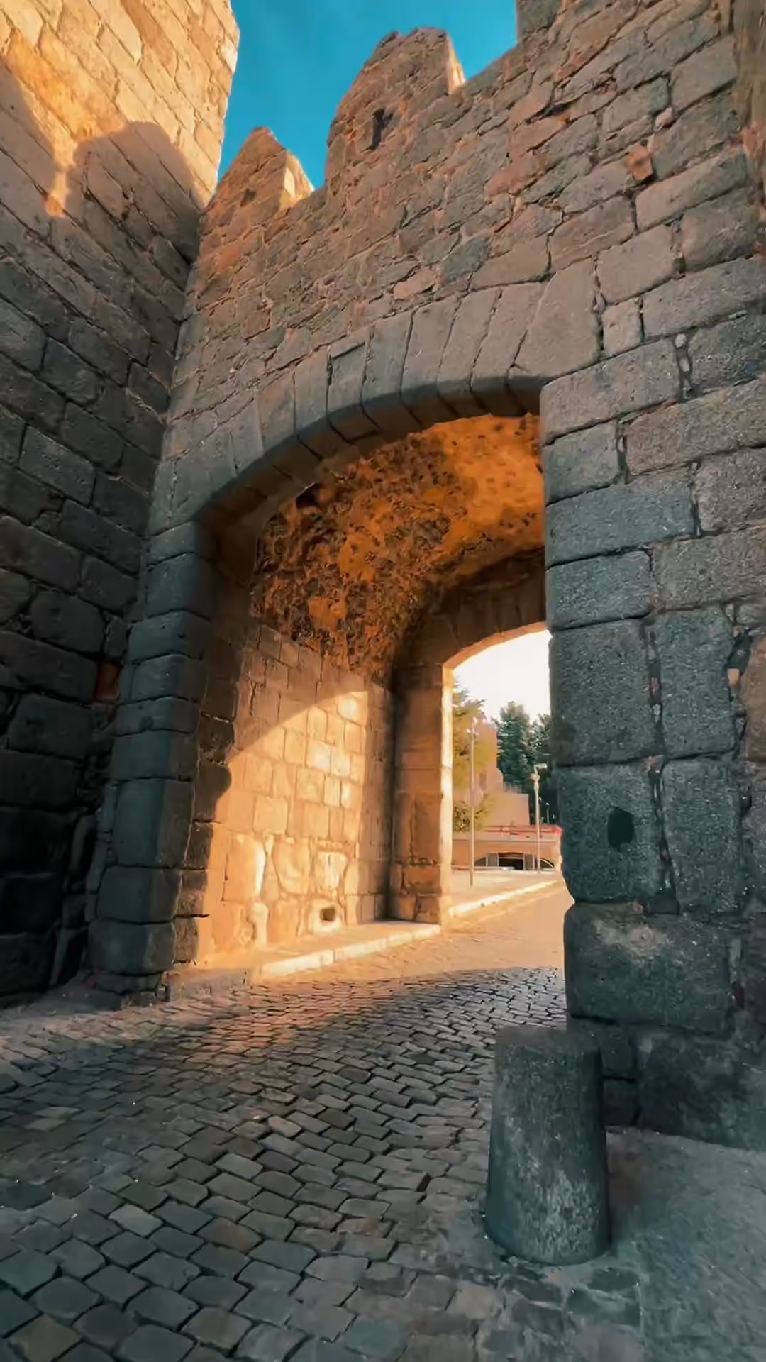 Puerta de la muralla de Ávila con su arco de piedra y almenas