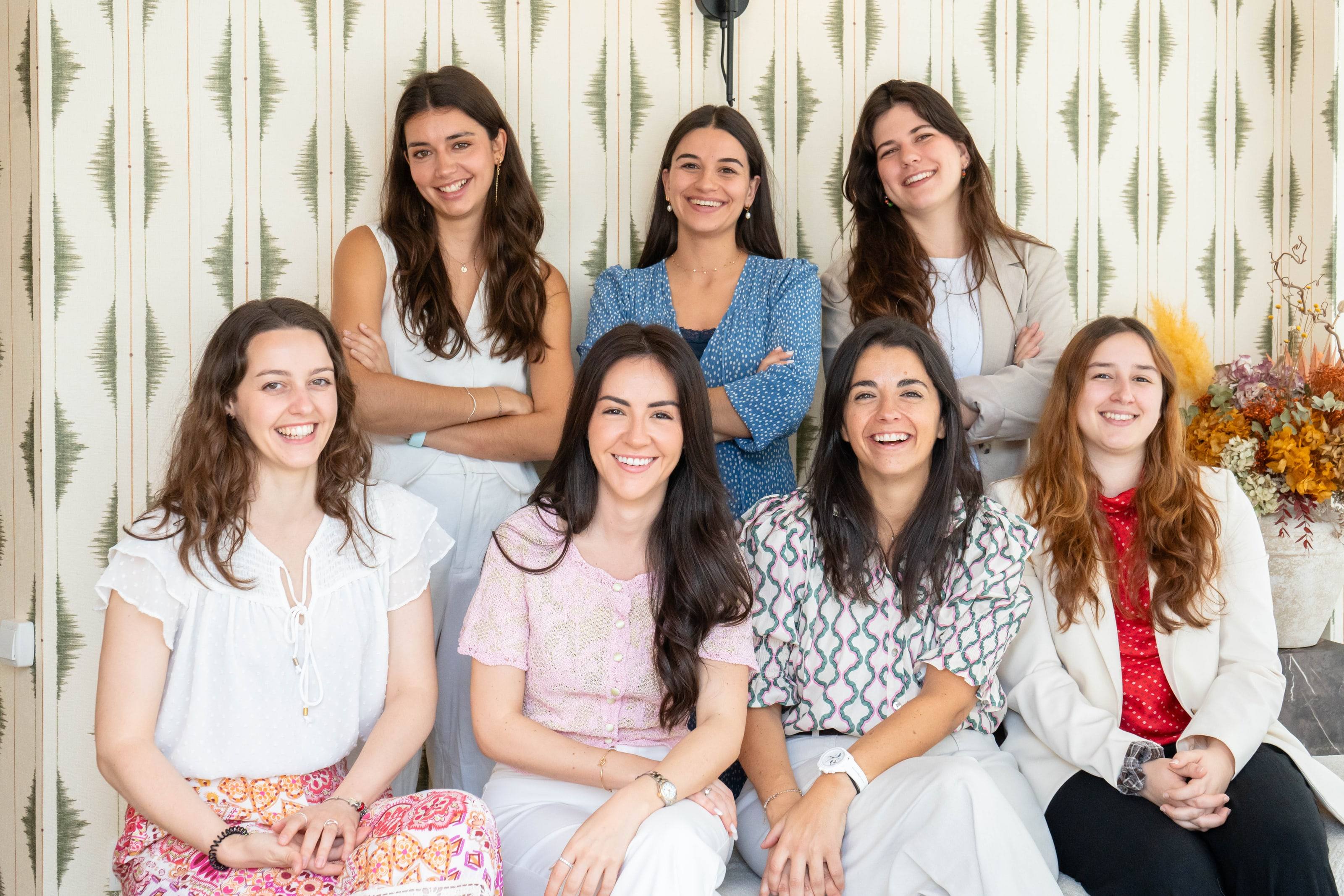 El equipo de psicólogas de Scala Psicología sonriendo en su centro.
