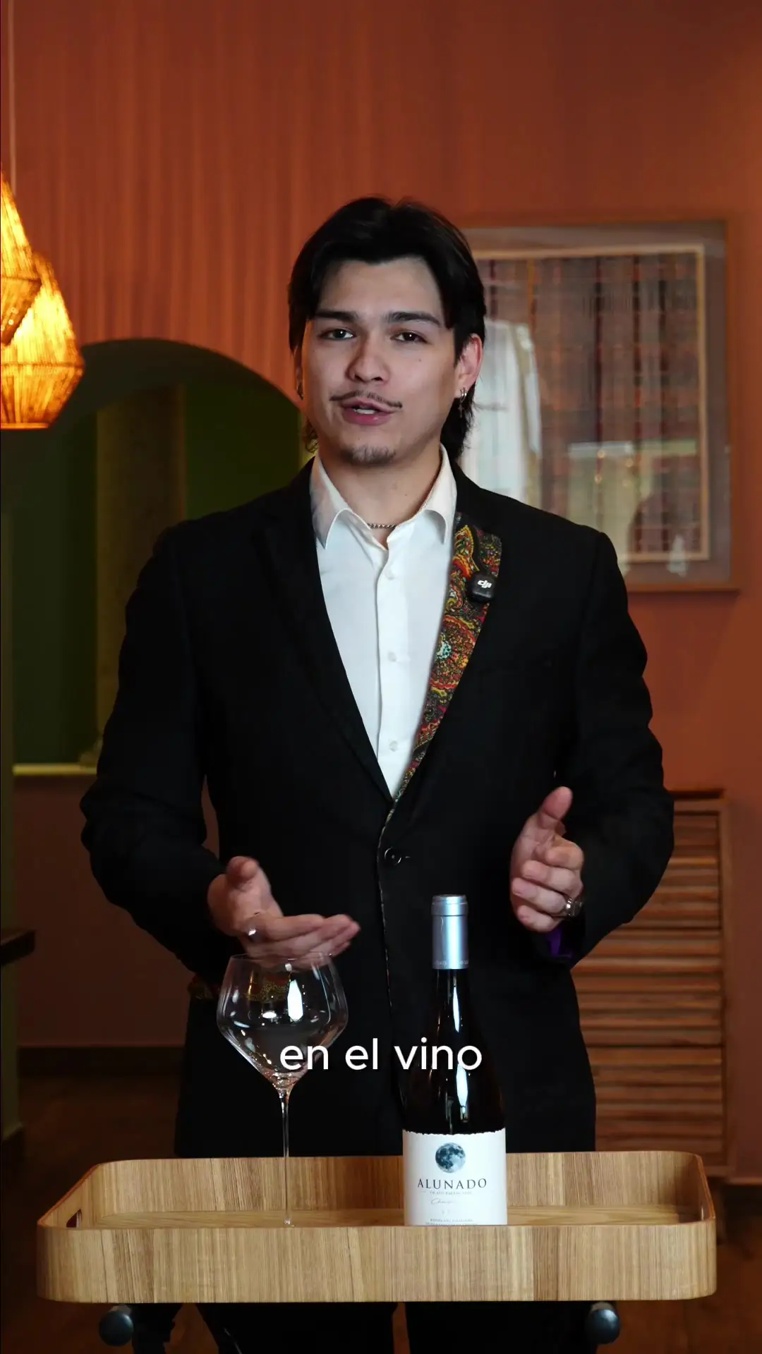Vino del mes: Reel para Borona Bistró: recomendación del vino del mes, un blanco Alunado presentado en sala.